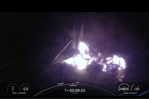 SpaceXのFalcon 9ロケット、ドローン船での着陸失敗で横転・炎上事故【レア映像】
