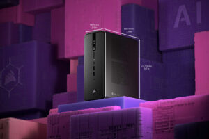 CORSAIR AI Workstation 300の本体が、ピンクと紫のAIを象徴する抽象的なデジタルブロックを背景に配置されているキービジュアル。小型PCの常識を覆す新しいAIワークステーションの到来を表現している。