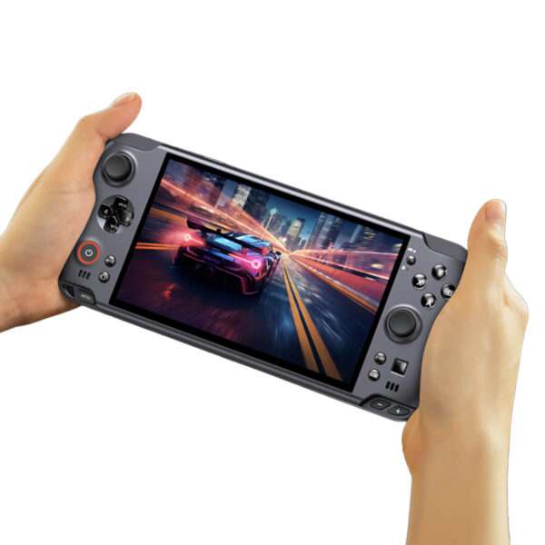 ユーザーの手に持たれたGPD WIN 5ポータブルゲーミングPC。画面にはレースゲームの画面が表示されており、携帯ゲーム機としての使いやすさを強調している。