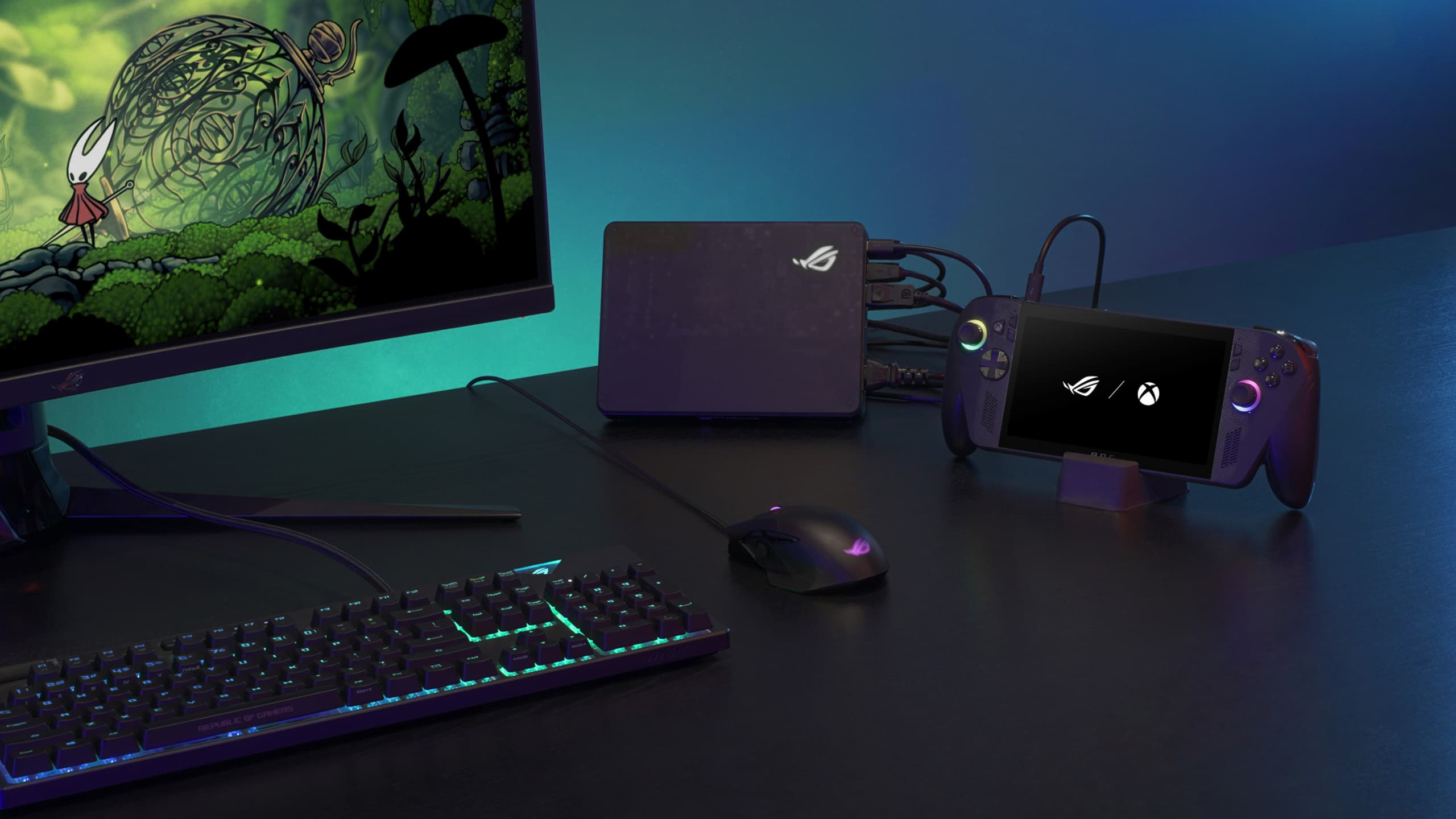 ASUS ROG Xbox Allyがデスク上で外部ゲーミングモニターとキーボード、マウスに接続され、まるでデスクトップPCのように使用されているセットアップ。