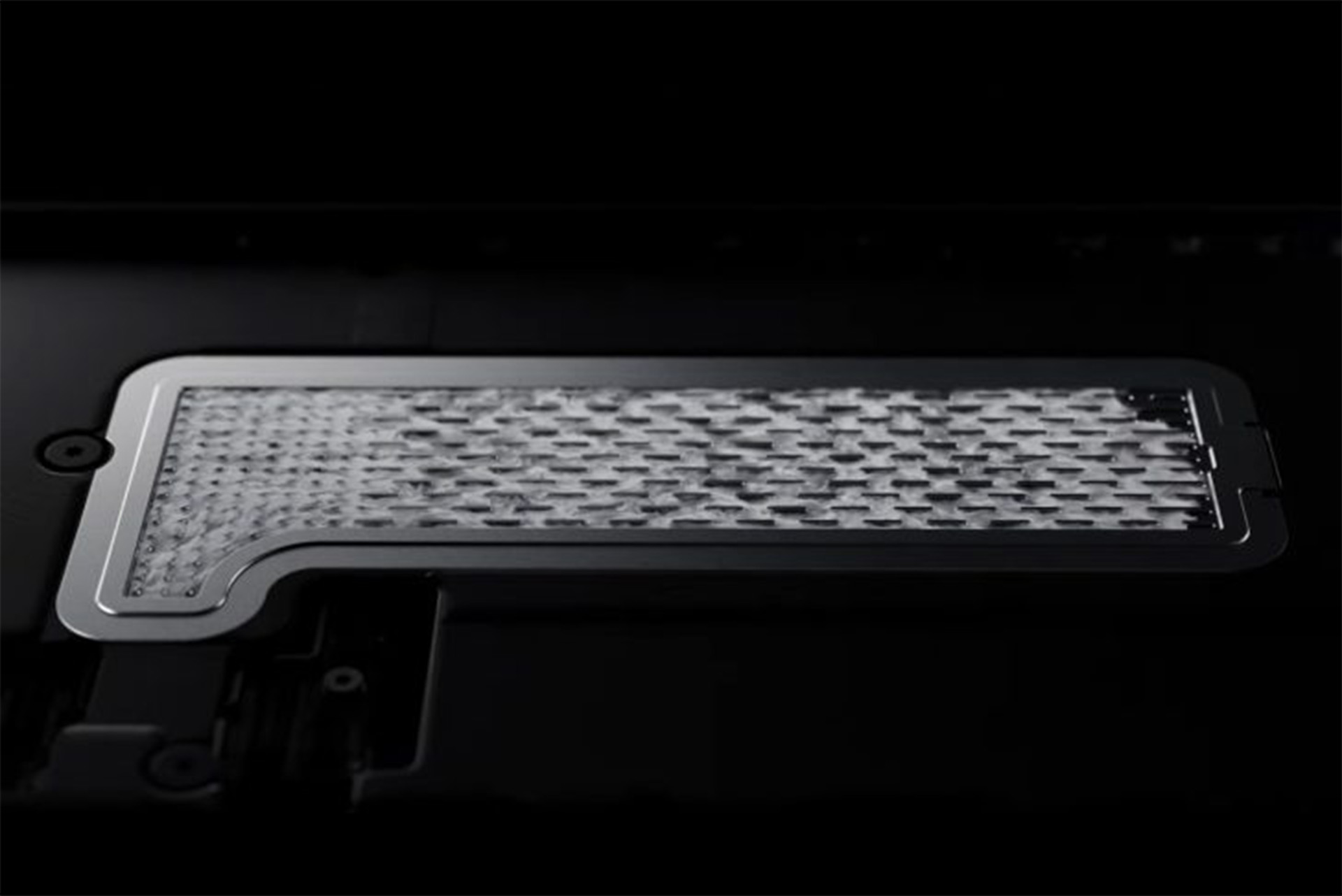 iPhone 17 Proに搭載されたベイパーチャンバー冷却システムのクローズアップ。金属製のプレート内部に複雑なウィック構造が見える。