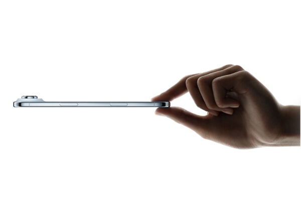 新しいiPhone Airを親指と人差し指でつまみ、その驚異的な5.6mmの薄さを強調している様子。