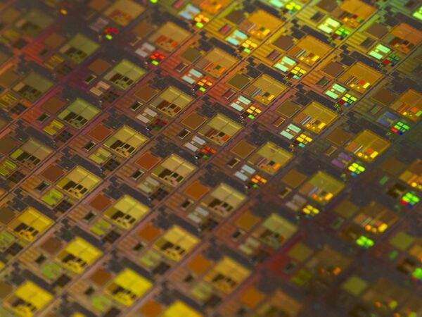 SRAMチップ回路パターン — AI推論チップの基板